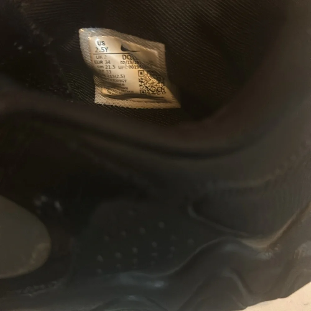 Nike black youth size 2.5 basketball shoes - Picture 6 of 7
